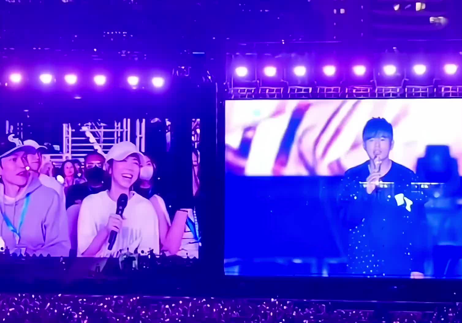 邓紫棋现身周杰伦演唱会点歌黑色毛衣并和杰伦一起合唱周杰伦黑色