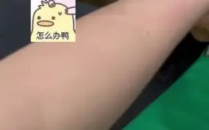 Download Video: 女子健身完抽筋，教练帮忙按摩胳膊，接下来一幕让她当场“社死”