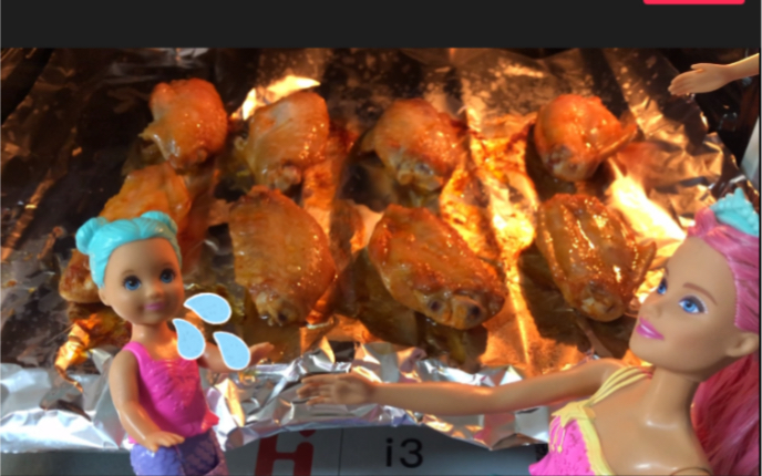 芭比用烤箱做烧烤鸡翅招待美人鱼公主宝宝