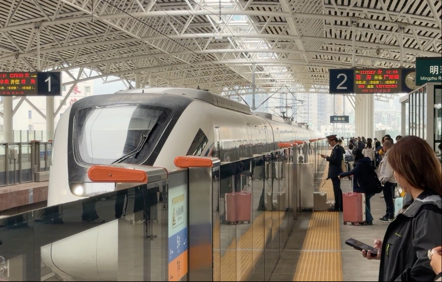 广珠城际铁路c7642次列车驶入明珠站