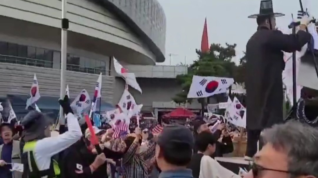 今天在韩国一场大规模的集会上，抗议者呼吁弹劾李在明，说舞弊者=死刑