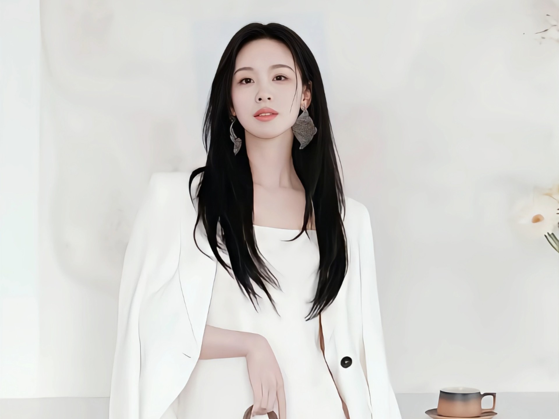 陈都灵白色西装披肩,优雅高贵气质,美丽动人