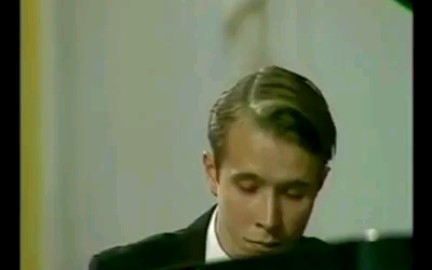 [图]1978年第六届柴赛，年仅21岁的 Mikhail Pletnev 演奏肖斯塔科维奇《降B大调前奏曲与赋格》