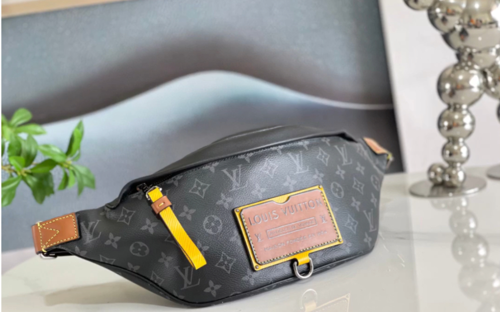 说一下高仿lv路易威登m45220 bumbag老花腰包去年一推出就火爆全球的