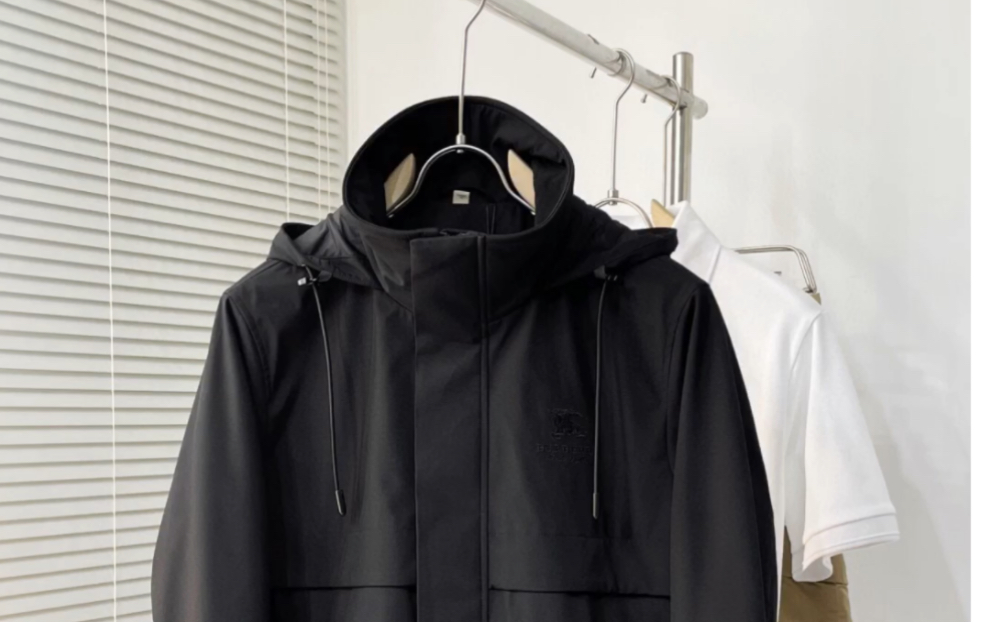 说一下高仿巴宝莉23秋冬新款上市 bbr巴宝莉拉链连帽夹棉夹克外套