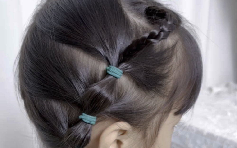 小女孩超爱的猫耳朵泡泡辫,手残党的妈妈也能学会!