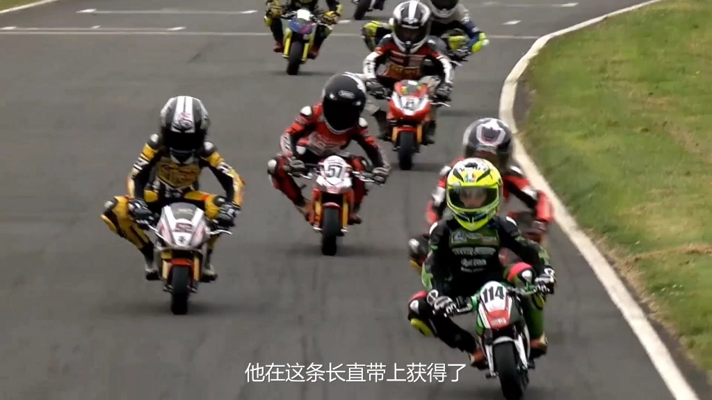 MotoGP摩托车锦标赛少年组比赛正在展开激烈争夺,与成年组同样精彩!#摩托车比赛 #摩托车爱好者 #迷你摩托车哔哩哔哩bilibili