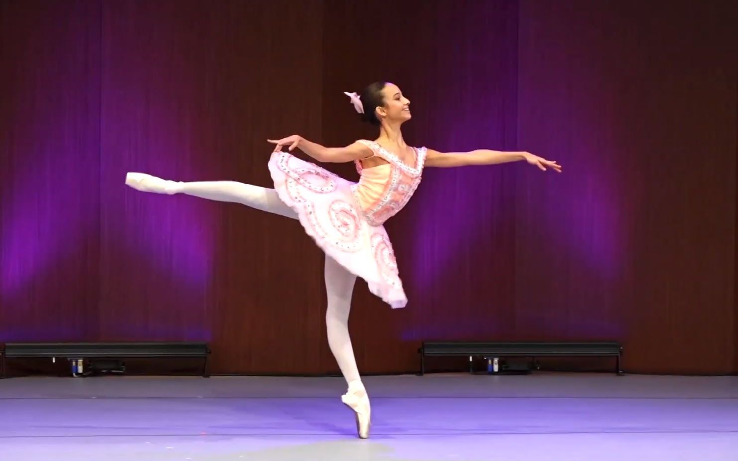 瓦岗诺娃芭蕾学院芭蕾《玩偶仙子》女变奏 yasmina aziz, 13岁_哔哩