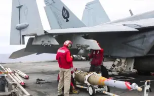 Video herunterladen: F/A-18E/F超级大黄蜂在亚伯拉罕·林肯号航空母舰上起飞。