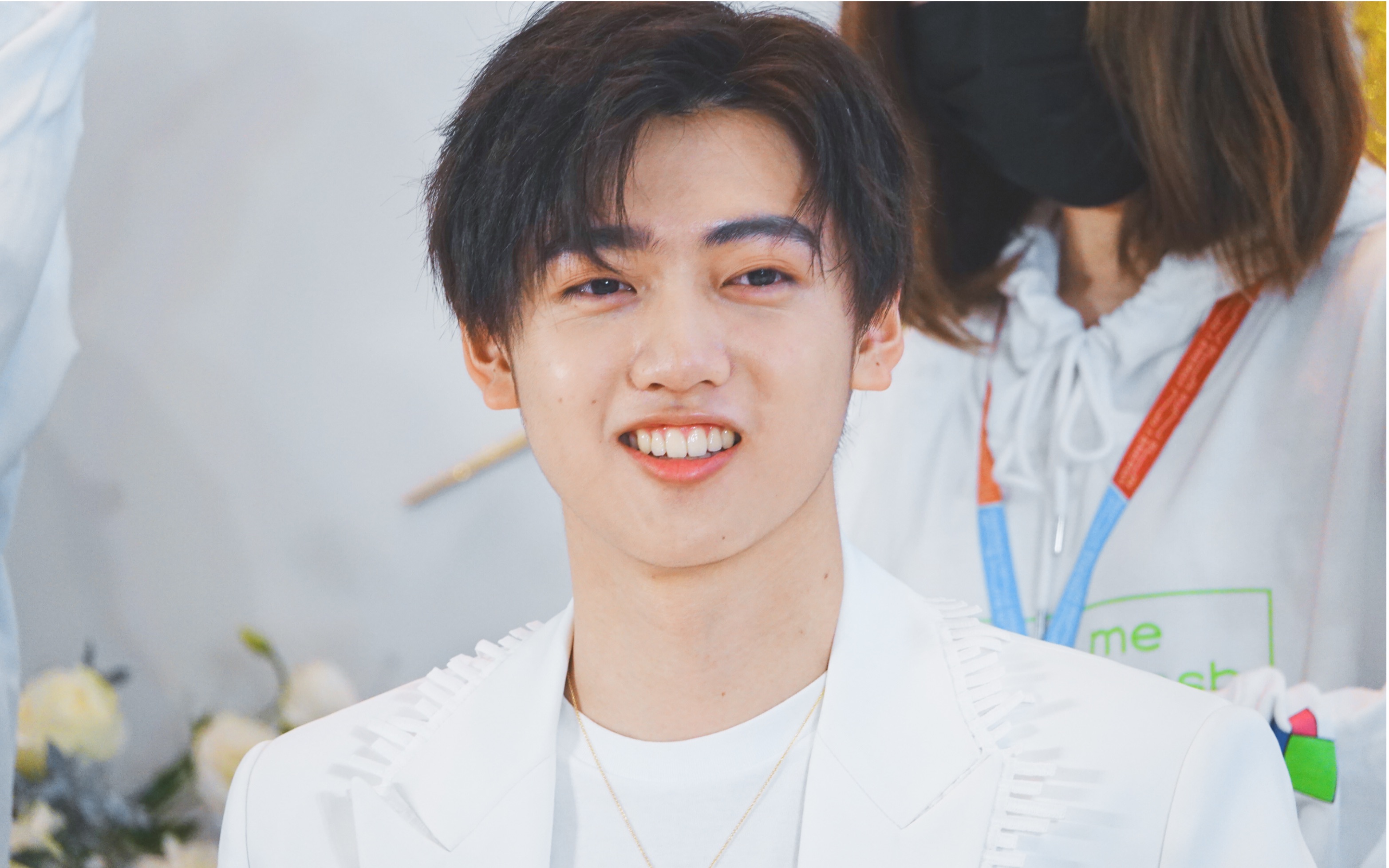 e 《就要掷地有声的炸裂》重庆签售会焉栩嘉绝美focus 奇迹嘉嘉环游