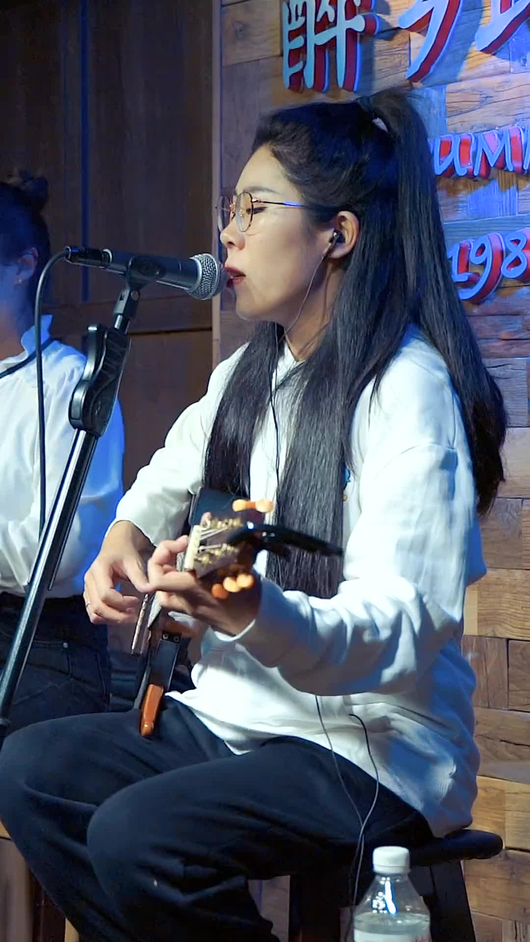 歌手小小苏 「当爱在靠近」副歌;每个人在世界上都是一座孤岛,但是你