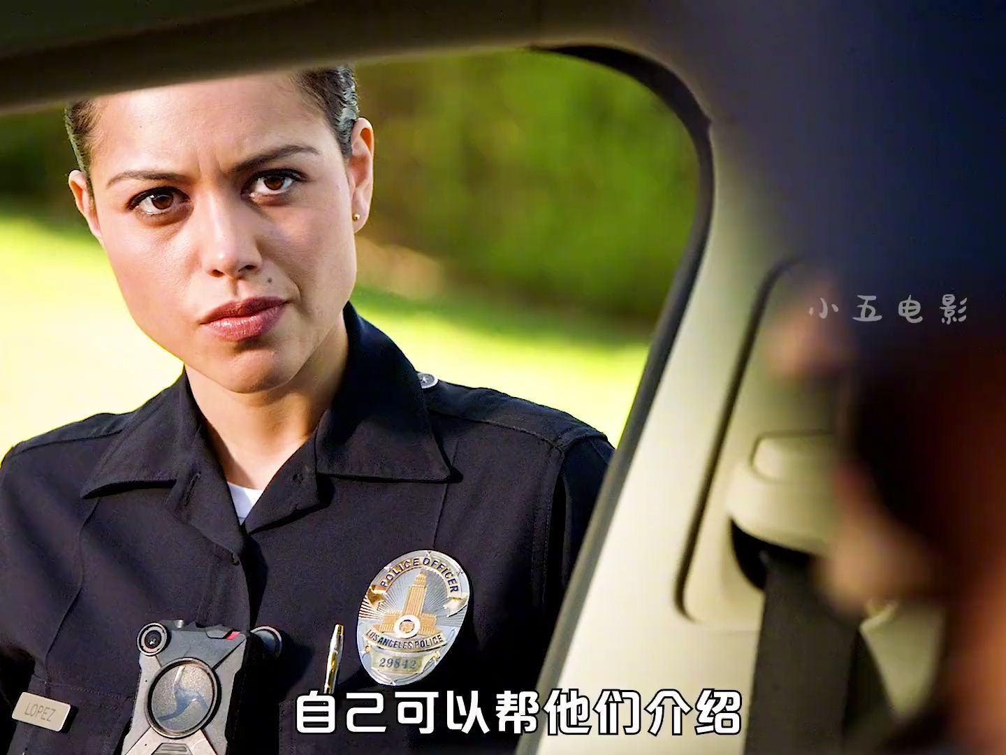 服务员不小心划伤了汽车,女司机竟直接动起了刀子,美剧菜鸟老警