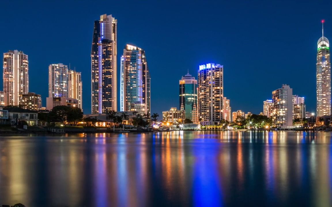 在surfers paradise区看水面黄金海岸城市摩天大楼夜景灯光倒影