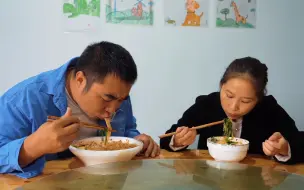 Tải video: 月月生病住院了，桃子姐忙着回家煮一锅面，吃完去接祖孙俩回家