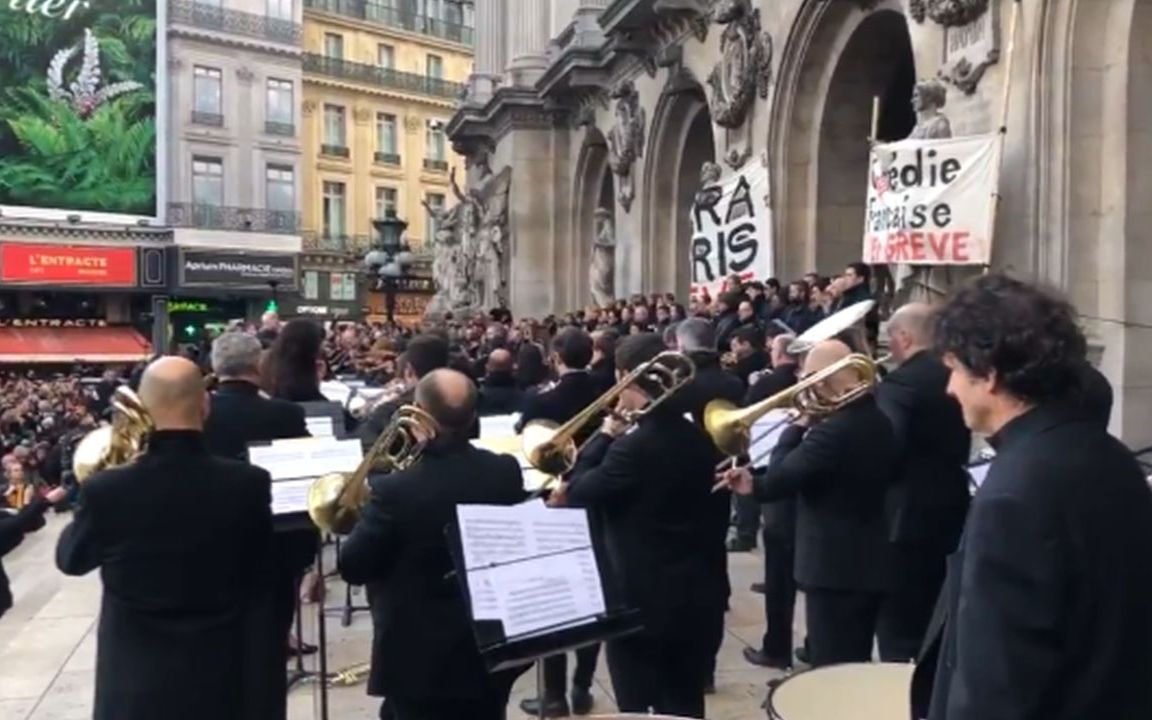 [图]巴黎歌剧院继续罢工，街头奏响《马赛曲》