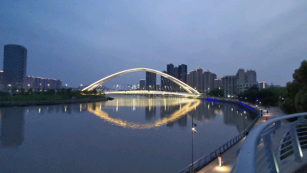 黄昏时分欣赏江边景色
