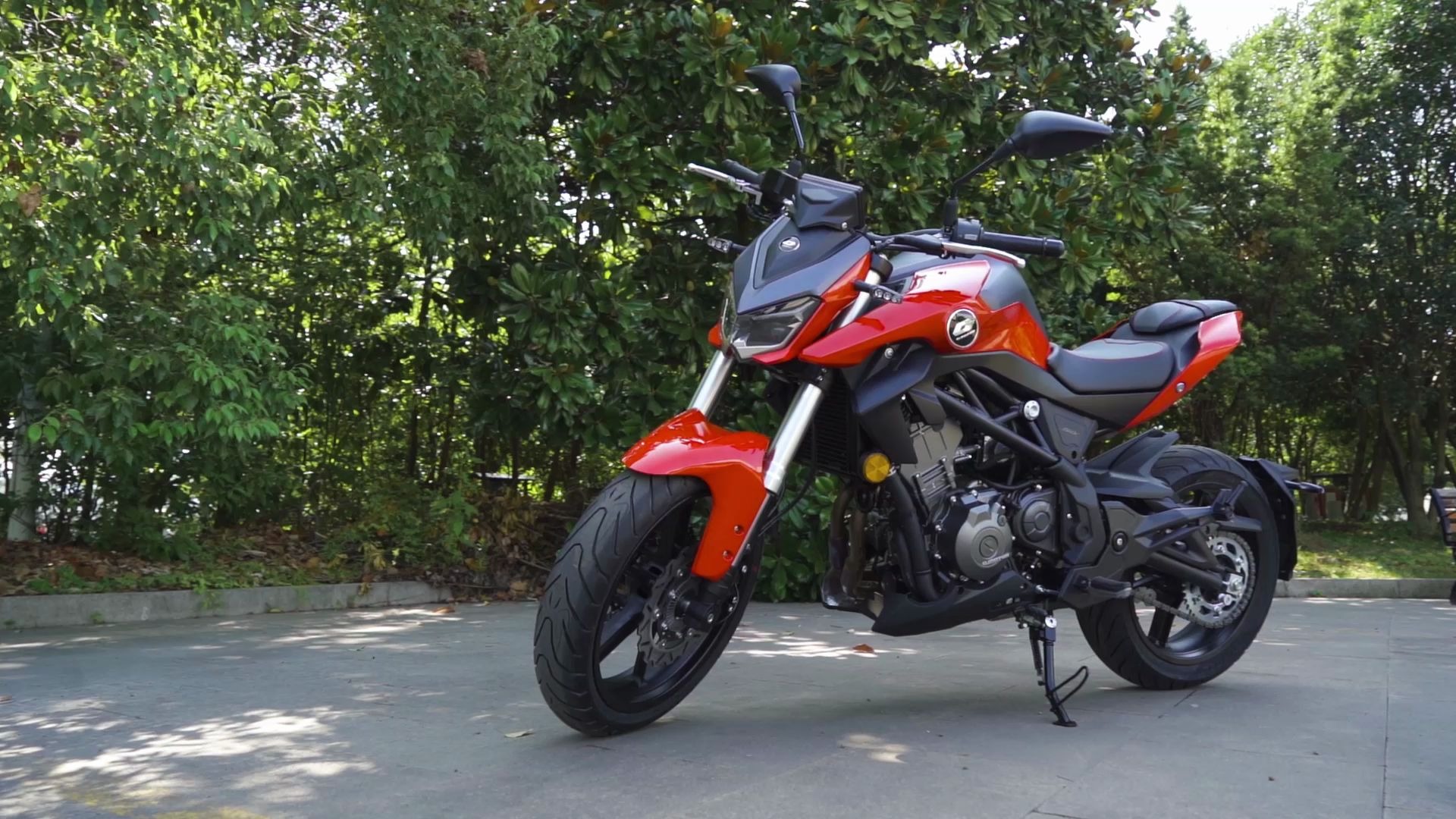 qjmotor追350 ,你会追吗?据说有车友最爱的圆灯款!