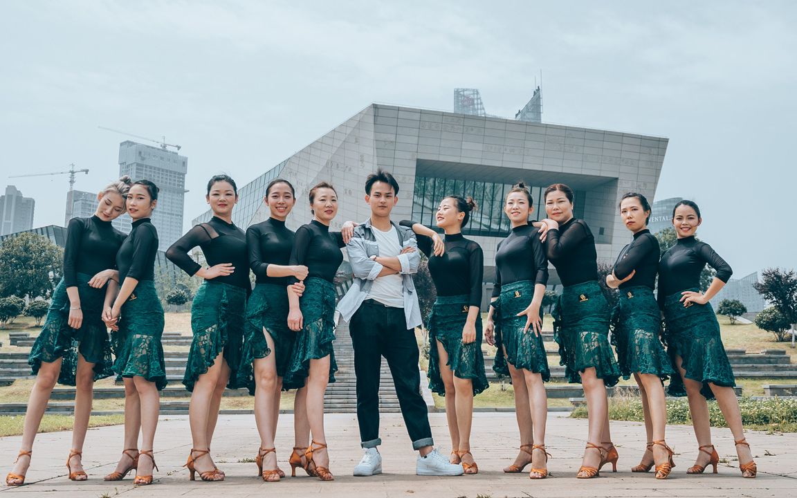 单色舞蹈拉丁舞小姐姐身材太好了吧挑战高难神曲sia洗牙的chandelier