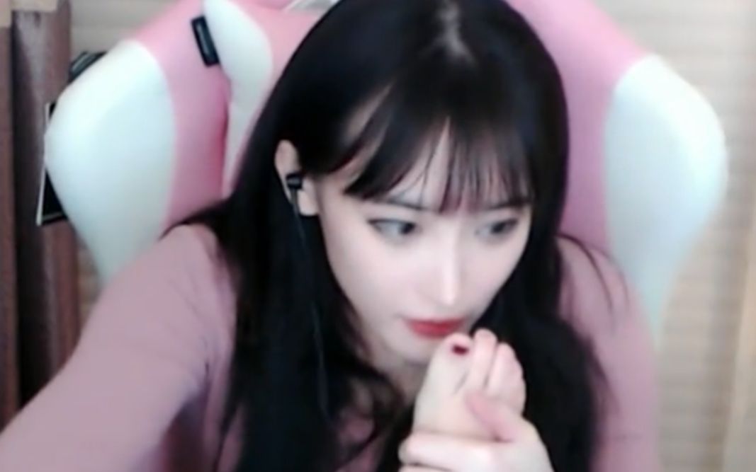 游戏女主播居然公然闻脚!你们快来看呀!