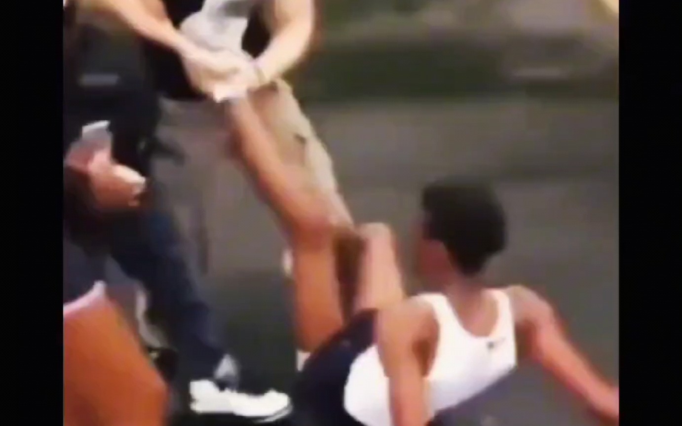 为保护女友白人暴打黑人流氓