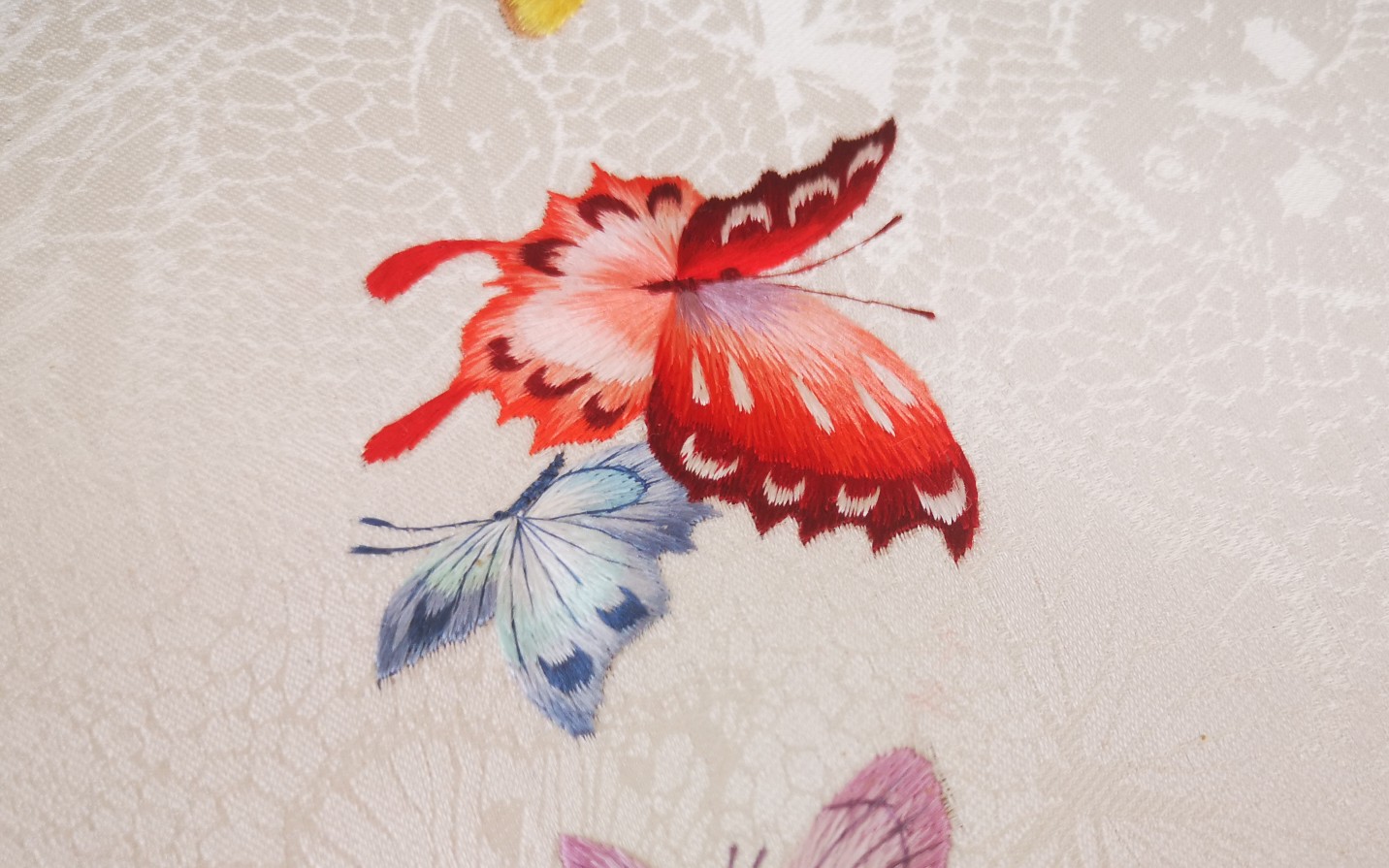 【某泪的刺绣日记】苏绣蝴蝶门襟【某泪刺绣日记】苏绣汉服蝴蝶领记录