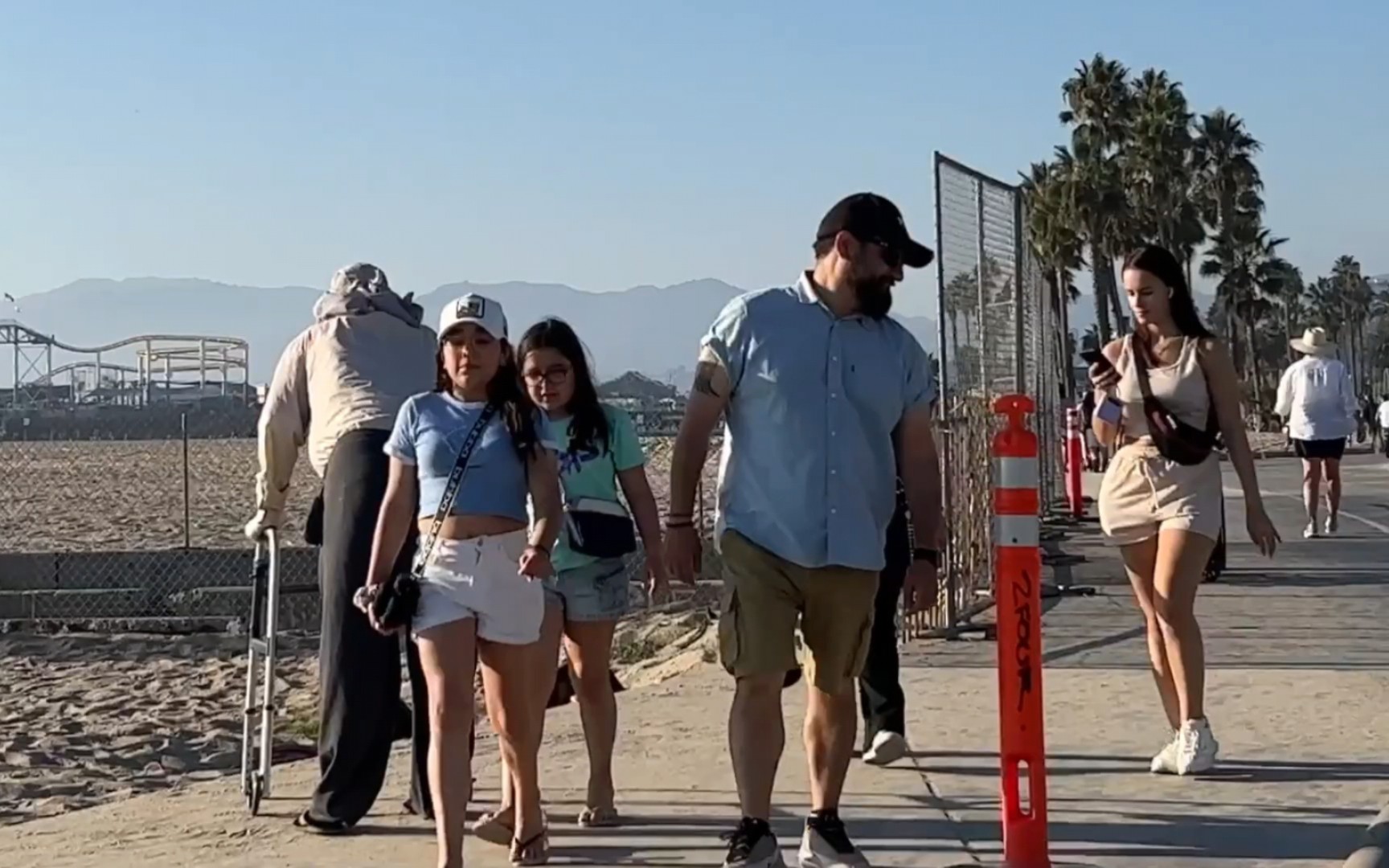 街头整蛊,老人沙滩对着别人脸放屁恶作剧1080p