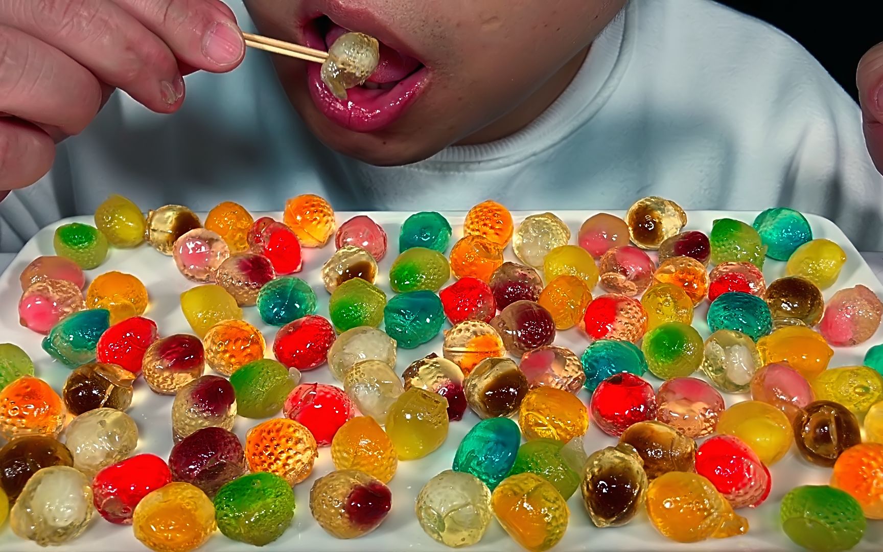 吃彩色爆浆夹心水果软糖听不一样的咀嚼音