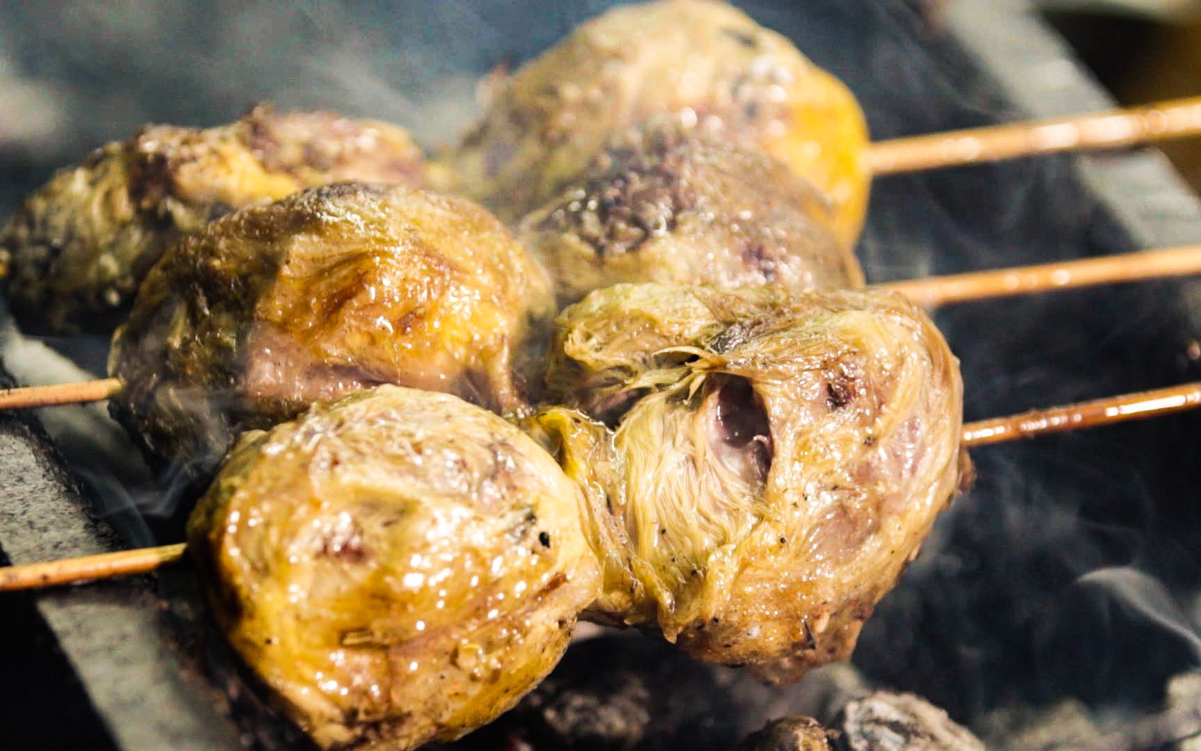 徐州烤羊球,桃木炭火炙烤,烤成类似于凝固的豆腐状可出炉.