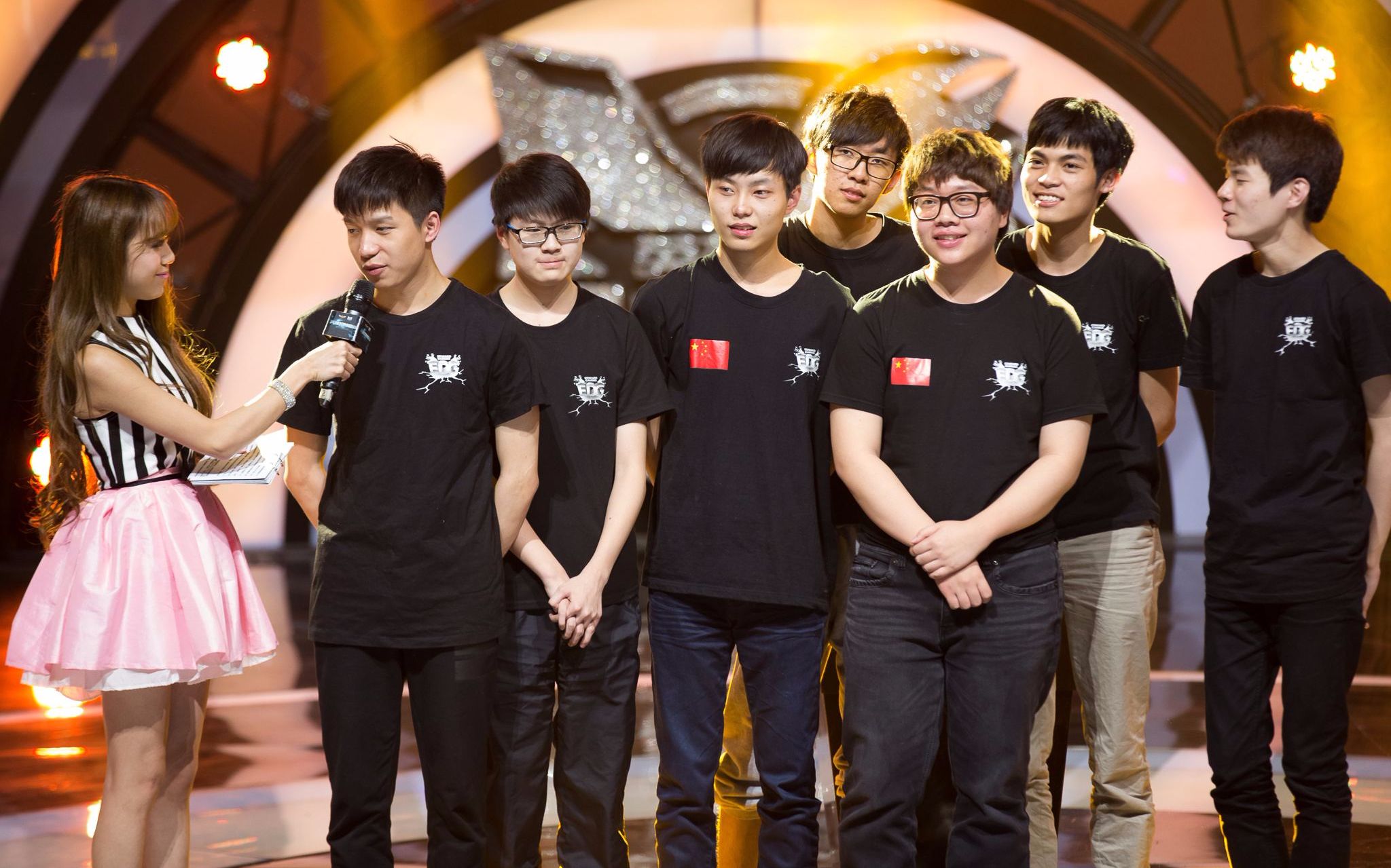 英雄联盟lpl历届edg夺冠时刻首赛季就踩着pdd带领的ig夺冠曾两度战胜