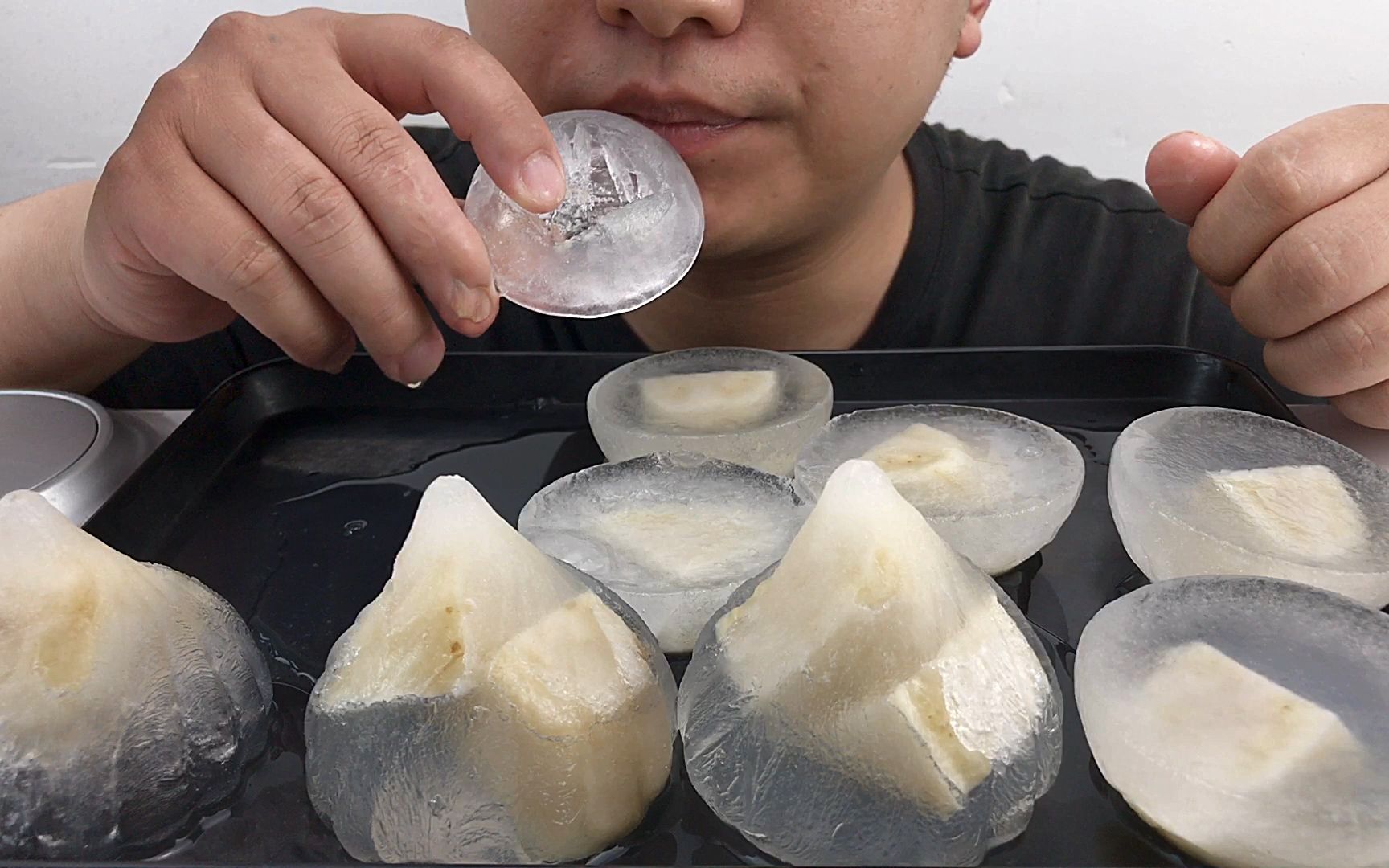 吃苹果香蕉包子空心冰与半圆球冰听脆脆的声音与喝水声