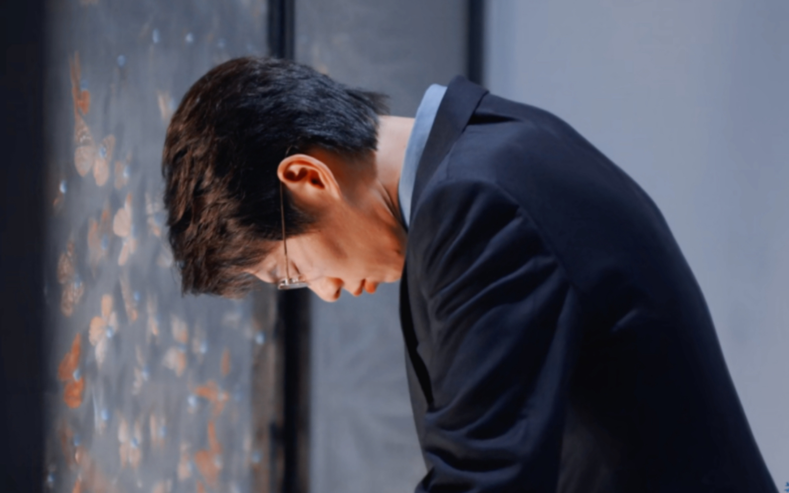 我不来找你你也不来关心我!你卑微的说出这句话她却在约会!