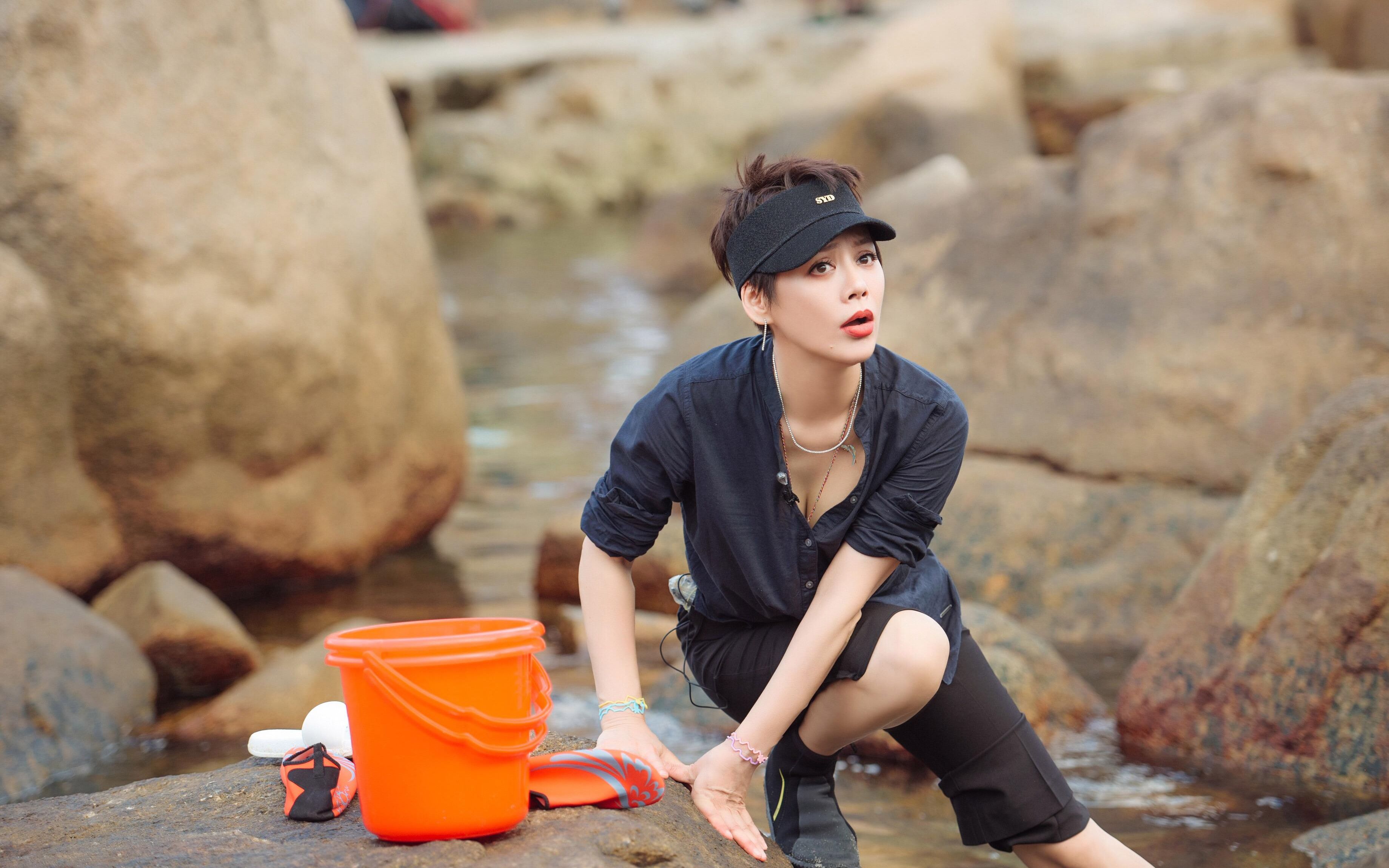 【beauty小姐】宁静分享涂口红小技巧,涂深色口红要比嘴唇大,更显嘴巴