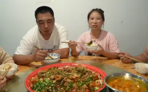 Tải video: 包立春嘴馋想吃辣的，桃子姐做一盆盘盘麻辣烫，鲜香麻辣，真过瘾