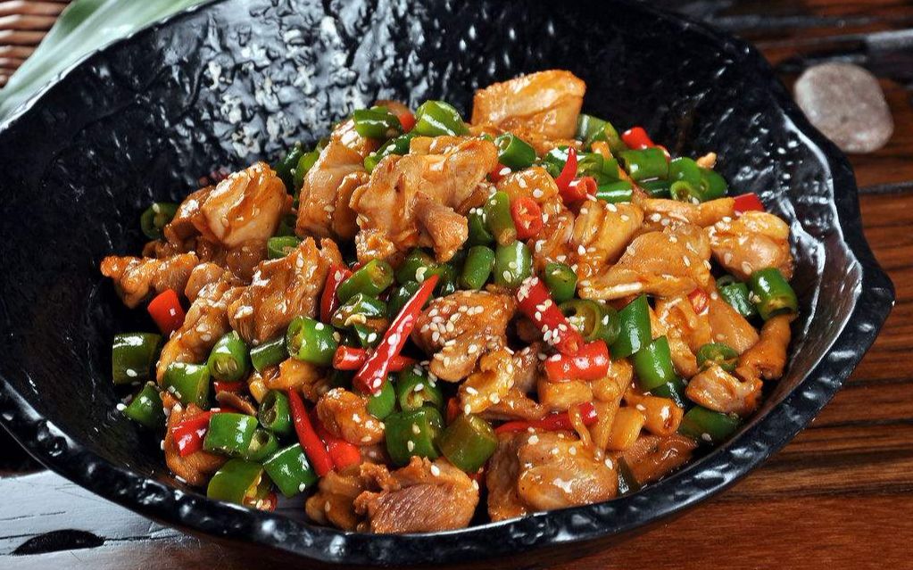 小公鸡搭配小米辣,大火一炒,香辣过瘾,下饭入味,全家都爱吃!