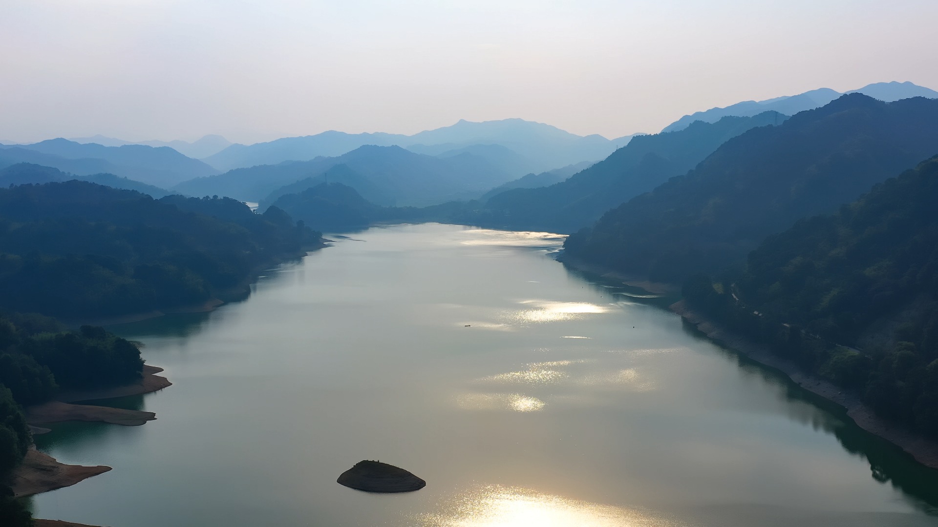 航拍益阳桃江桃花湖及群山风光,落日波光粼粼下的孤舟