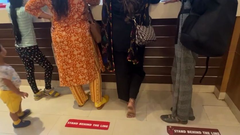 小姐姐赤脚逛商场