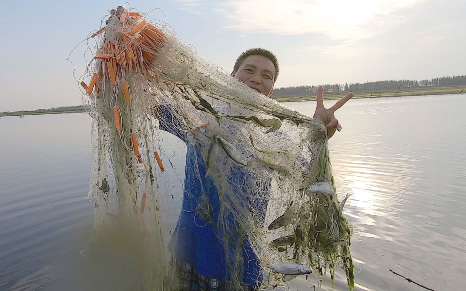 阿文赶海撞上鱼群爆发还没抓大货就往外窜鱼虾成群直接爆网了