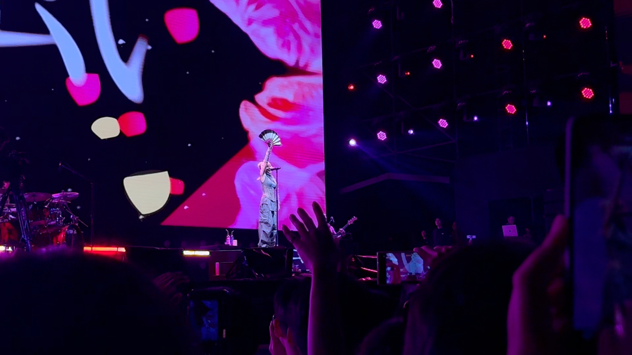 点击即看reol超帅转扇子