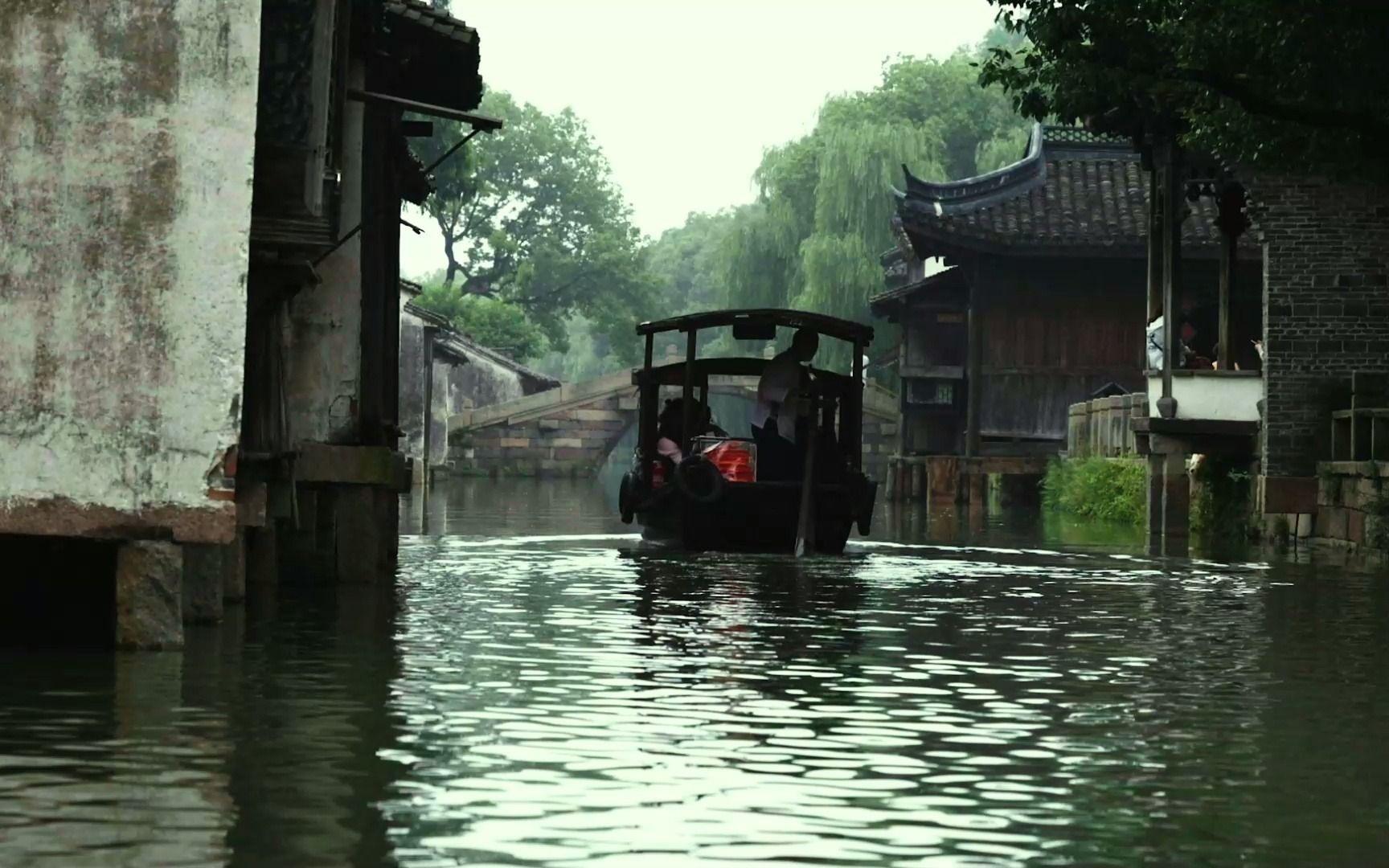 [图]烟雨江南 蒙蒙细雨沁润下的乌镇，让人思念让人眷恋，人爱上的不是雨，而是看着雨滴落下的瞬间，将眷恋一点点的融入雨中，飘进你的心间，乌镇来过 未曾离开