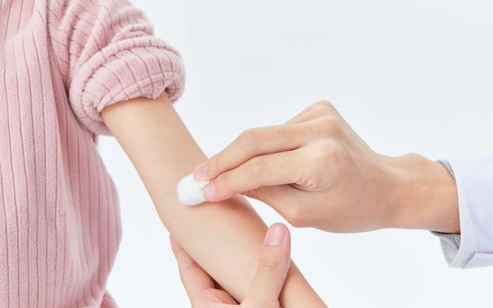 6岁娃高烧40度,家长用酒精擦身降温致中毒:神志不清背着数学题