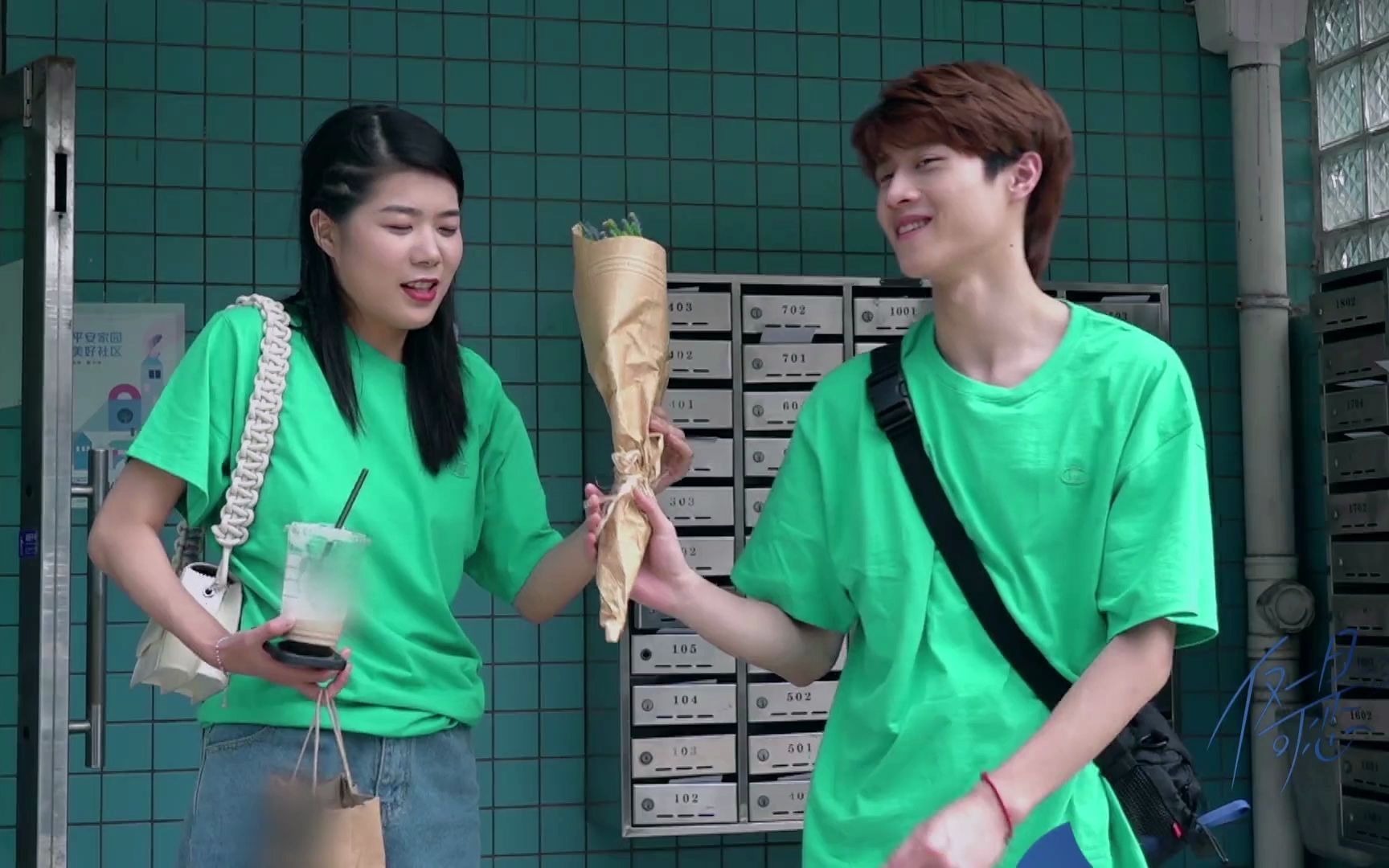 杨笠和许珑瀚穿情侣装准备约会,弟弟送笠姐"南非帝王花"