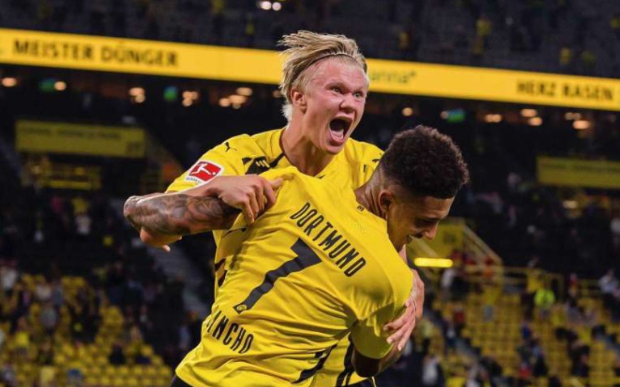 哈兰德进球后疯狂庆祝,桑乔:你不要过来呀!