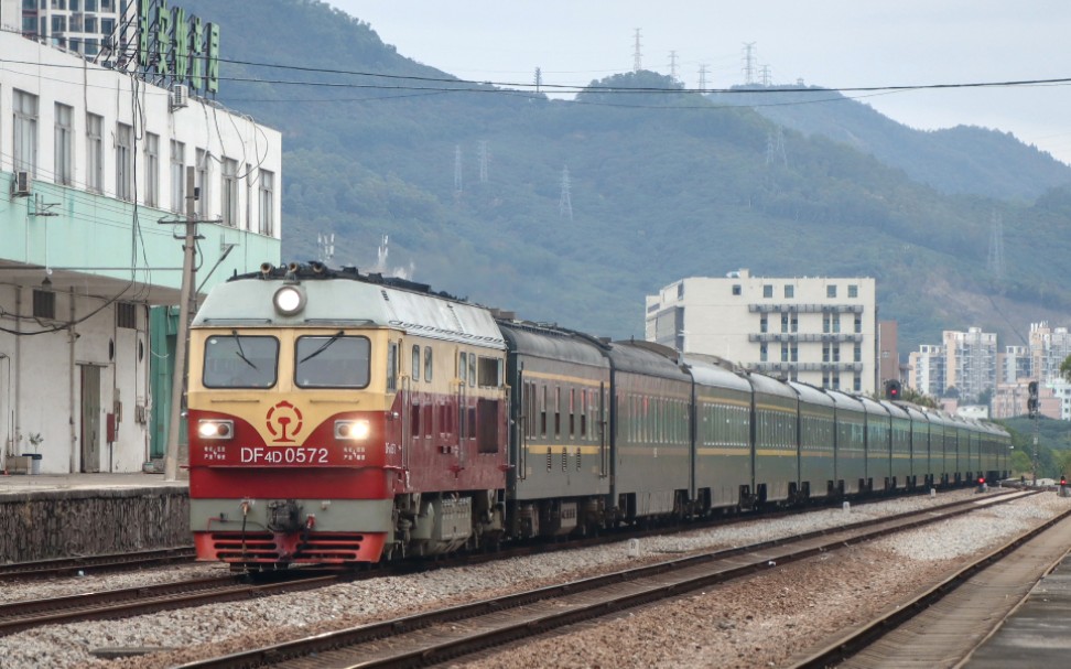 广铁龙段df4d-0572牵引年前最后一班k255次通过西丽