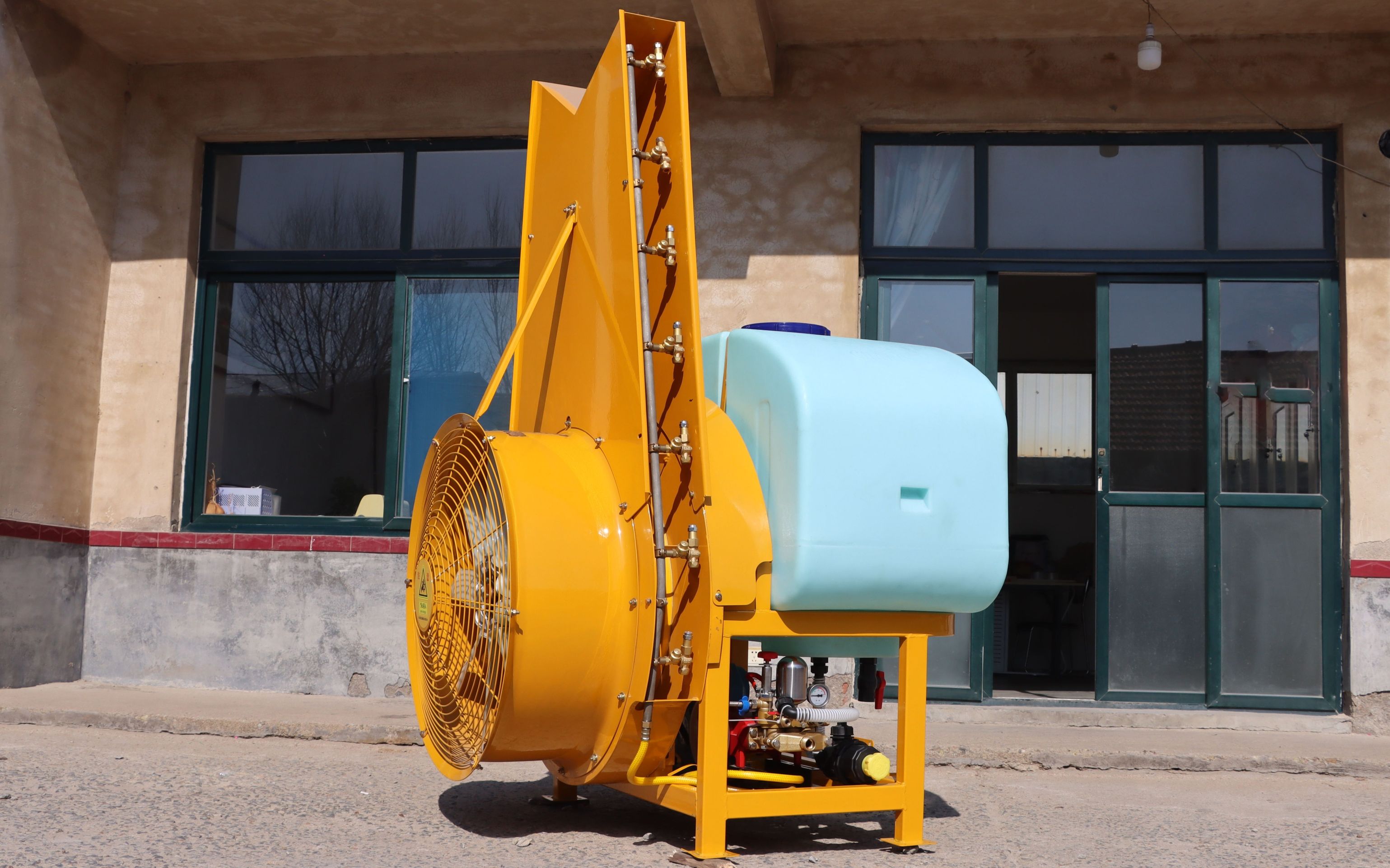 带风塔的果园风送打药机更加适合砂糖橘和葡萄园喷药作业需求