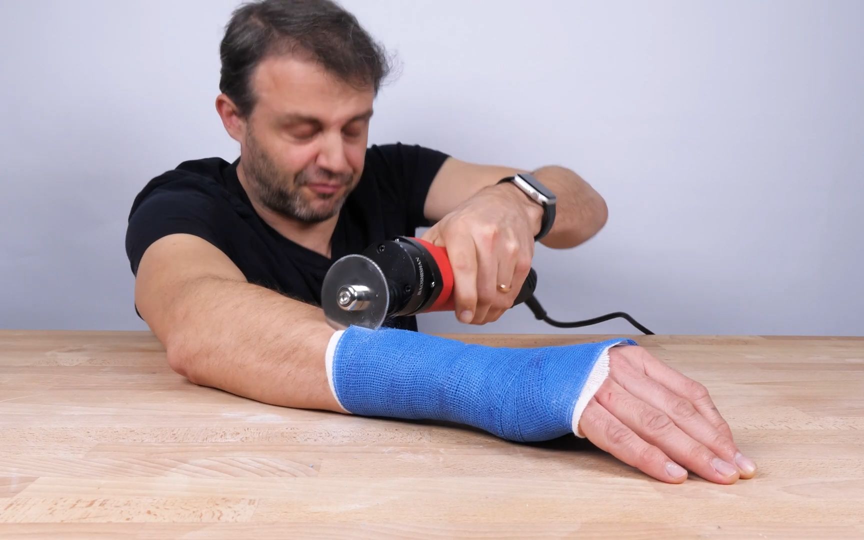 不可思议的石膏锯,能切开石膏却不伤皮肤,什么原理?