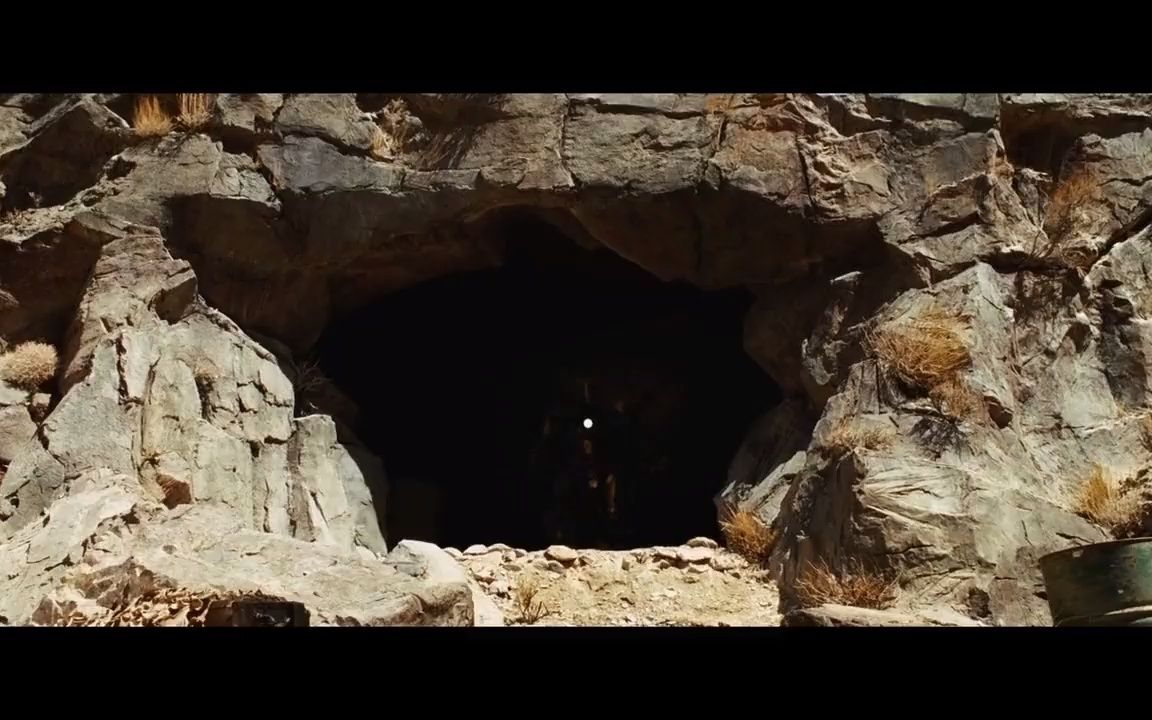 钢铁侠真是个天才,在山洞中制作的这个钢铁装甲火力可猛了