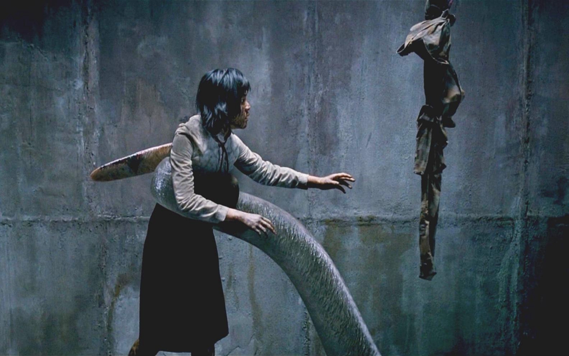 小女孩被变异巨兽带回老巢,每次逃跑都被它尾巴卷回来!