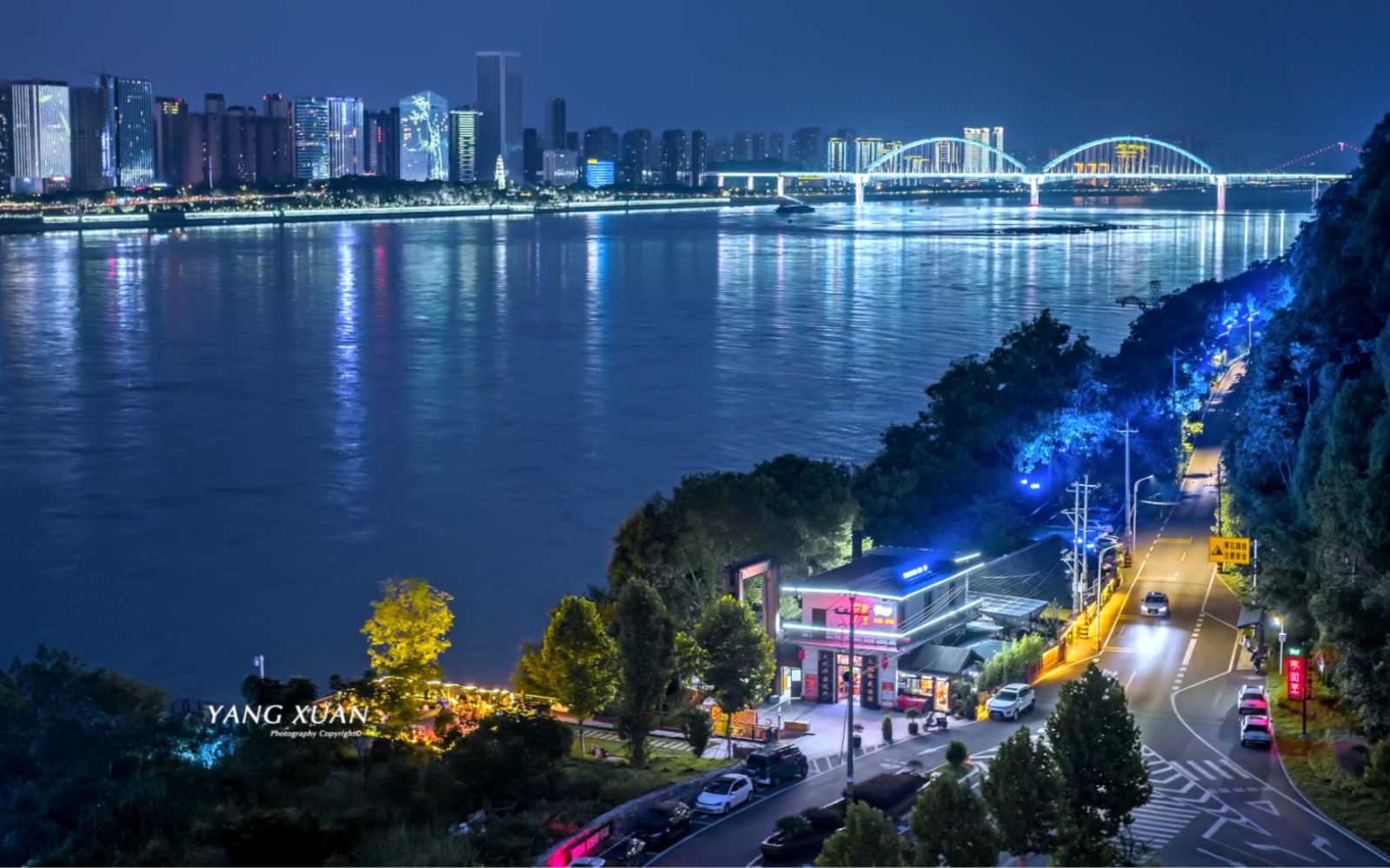 晚上很适合吃点烧烤喝点小酒吹吹江风 看宜昌最美角度的夜景