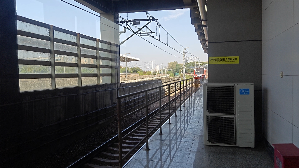 【南京地铁】地铁2号线红鱼进入金马路站(鱼嘴方向)