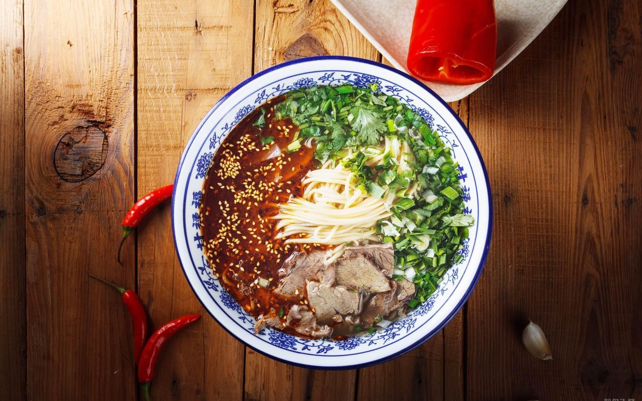 兰州牛肉面离开当地的水等因素,就变成了全国各地的冒牌兰州拉面_哔哩